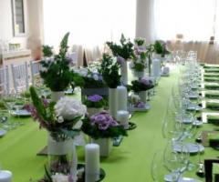 Tavola allestita sui toni del verde