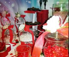 Il tavolo della confettata sui toni del rosso