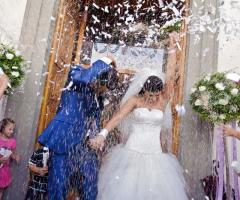 Fotografia del lancio di coriandoli e riso agli sposi