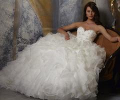 Abito da sposa dal corpetto semplice e dalla gonna pomposa e voluminosa