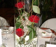 Centrotavola con rose rosse per il matrimonio