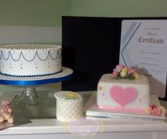 Dolci Manie di Alessia Laganà - Torta realizzata in royal ice, porta confetti in pastigliaccio, garofani eseguiti a mano