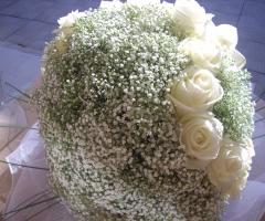 Magnolia di Mazzoli Elisa - Sfera   con rose in bianco