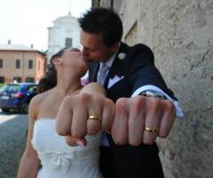 Foto degli sposi che mostrano la fede nuziale