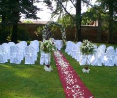 Matrimonio civile con passatoia nel giardino della location di nozze 