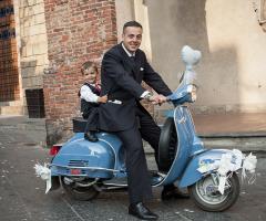 Lo sposo in Vespa!