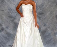 Abito da sposa con scollo a cuore e decori