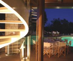 Tenuta Ladin - I tavoli a bordo piscina di sera