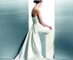 Vestito da sposa con coda lunga