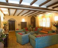 Lounge della villa per il ricevimento di nozze