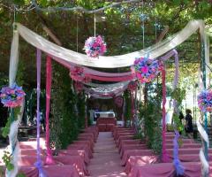 Un tripudio di colori per l'allestimento della cerimonia all'aperto