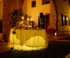 Tavolo illuminato per la confettata di nozze