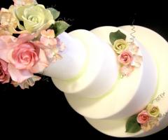 Torta nuziale con fiori di zucchero realizzati a mano