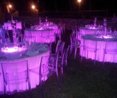 Tavoli illuminati per il ricevimento di sera