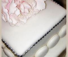 Torta nuziale con macaron applicati