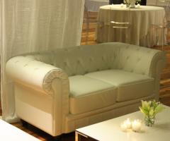 Divanetto in pelle per la location di matrimonio