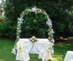 Altare nel giardino della location di matrimonio per le nozze civili