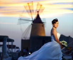 Alessio Falzone Fotografo - Sposa con mulino da sfondo