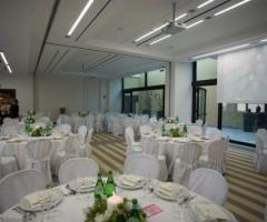 Allestimento tavoli per le nozze