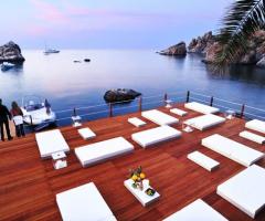 Hotel Le Calette - Allestimento dei divanetti della zona relax