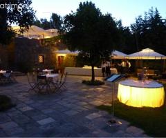 Esterno con tavoli imbanditi presso il ristorante per cerimonie di matrimonio Mosto Muto