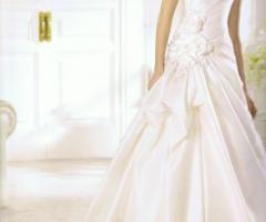Abito da sposa dalla linea classica con particolare corpetto in seta