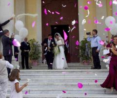 Foto dell'uscita dalla chiesa degli sposi