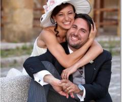 Sposi in posa all'aperto