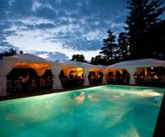 Allestimento bordo piscina per matrimoni