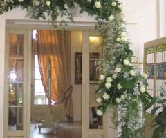 Rose bianche per la casa della sposa