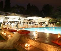 Addobbi per il matrimonio a bordo piscina