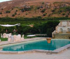 Un matrimonio a bordo piscina