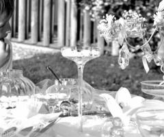 Foto in bianco e nero del paggetto al matrimonio