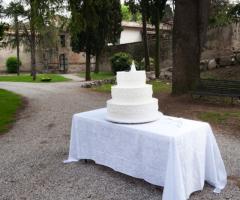La torta nuziale bianca multipiano