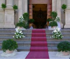 Addobbi floreali per l'entrata in chiesa della sposa