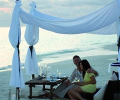 Cena romantica in spiaggia per gli sposi in viaggio di nozze