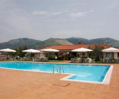 Ricevimento di matrimonio a bordo piscina