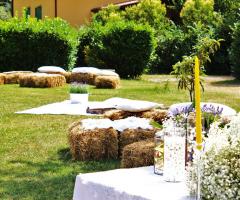 Allestimento del matrimonio in giardino con balle di fieno