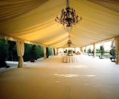Gazebo elegante con lampadario in ferro battuto