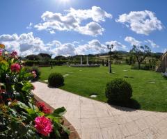 Aperitivo di nozze serale servito nella terrazza panoramica