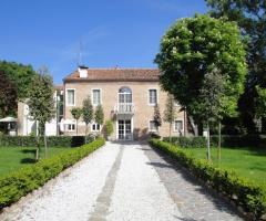 La villa vista dall'esterno, circondata da un magnifico spazio verde