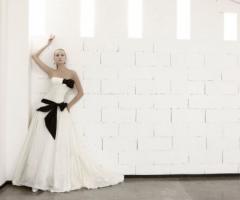 Modello Ardenne - Abito da sposa con fiocco nero Eisabetta Polignano