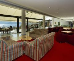 L'ampia e luminosa hall dello Splendid Hotel La Torre