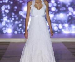 Abito in pizzo francese taglio impero reso particolare da applicazioni di swaroski sul corpetto e nelle bretelle in pizzo - Atelier Laura La Spina