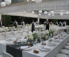 Mise en place bianca e nera per le nozze