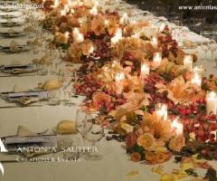 Fiori sparsi sul tavolo delle nozze