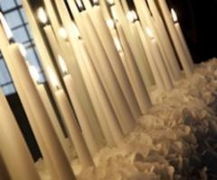 Allestimento con candele della location di matrimonio