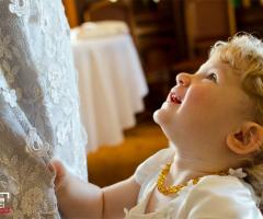 Foto della damigella con l'abito da sposa