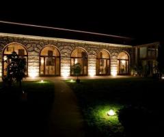 Barchessa illuminata per un matrimonio serale