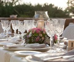 Villa Ramacca - Allestimento dei tavoli per il ricevimento di matrimonio